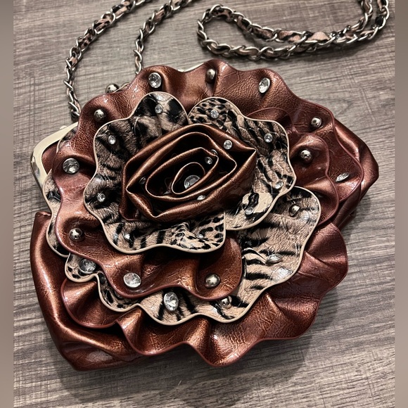 Chic Metallic Brown Floral Clutch - Picture 3 of 5